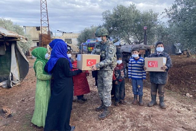 Mehmetçik,Suriye’deki ihtiyaç sahiplerine yönelik insani yardımlara devam