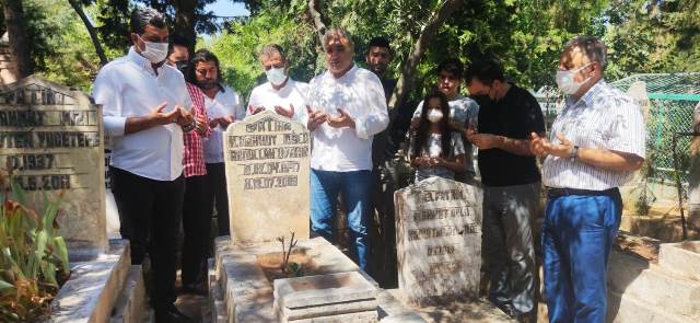 MERHUM SANATÇI ABDULLAH UYANIK MEZARI BAŞINDA DUALARLA