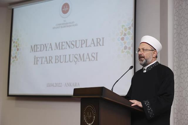 Diyanet İşleri Başkanı Erbaş, iftarda medya mensuplarıyla bir araya