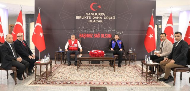 Vali Ayhan Biz büyük bir milletiz. Bu kötü günlerin de üstesinden hep birlikte